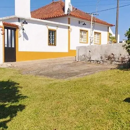 3 Bedrooms With Furnished Garden And Wifi At 9 Km Away From The Beach Вилла Алкобаса