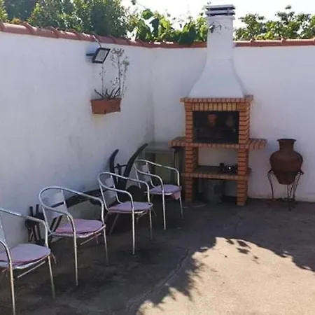 3 Bedrooms With Furnished Garden And Wifi At 9 Km Away From The Beach